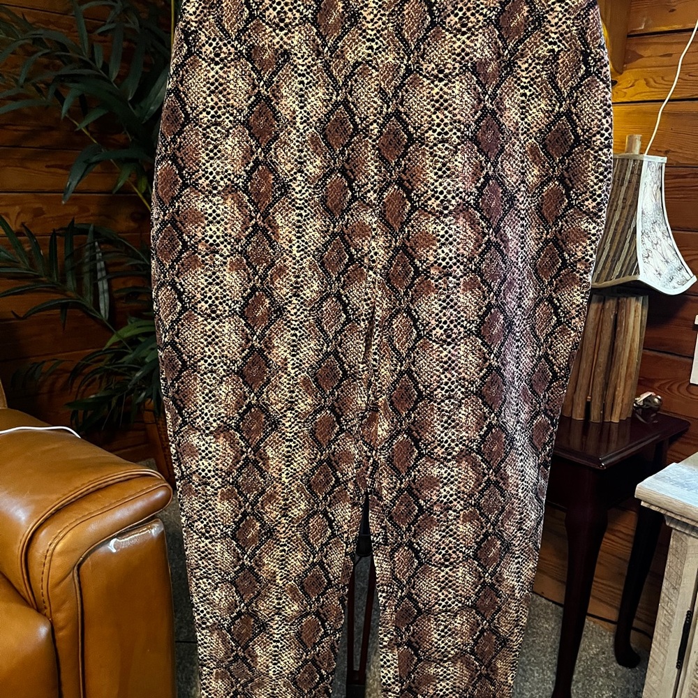 Hybrid & Company 2x Snake-Print Ankle Pants(36”W x 48”H x 27”L)